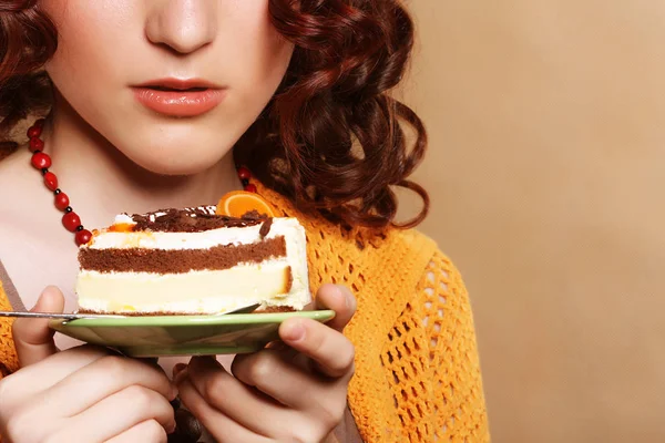 Belle souriante jeune femme bouclée avec un gâteau — Photo