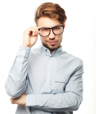 Casual adam beyaz üzerinde rahat poz