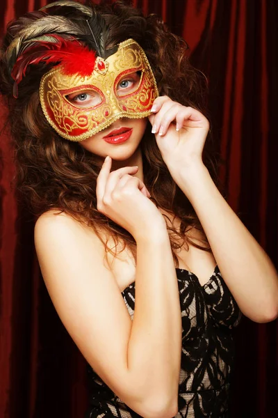 Mulher com máscara de carnaval veneziana mascarada — Fotografia de Stock