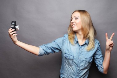 genç kadın selfie fotoğraf ile fotoğraf makinesi yapıyor.
