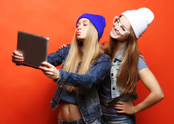 Hipster-Freundinnen machen Selfie mit digitalem Tablet, Studio — Stockfoto