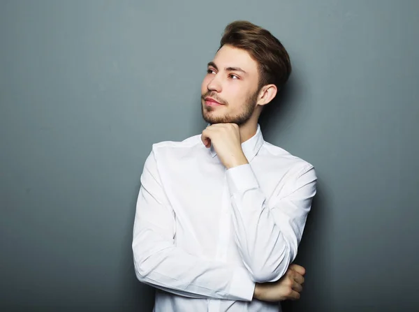 Porträt eines gutaussehenden, selbstbewussten Geschäftsmannes — Stockfoto