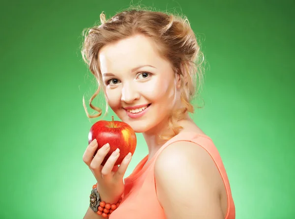 Schöne Frau mit rotem Apfel in der Hand — Stockfoto