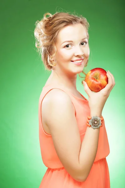 Mooie vrouw met rode appel in de hand — Stockfoto