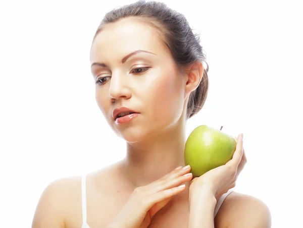 Jonge vrouw met groene appel geïsoleerd op witte achtergrond — Stockfoto