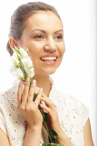 Jovem com flores brancas isoladas em branco — Fotografia de Stock