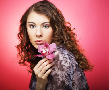 Kadın pembe bir arka plan üzerinde pembe çiçekli