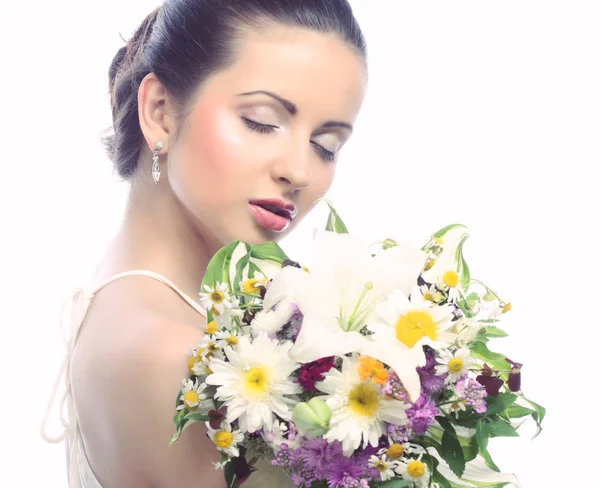 Belle femme avec bouquet de fleurs différentes — Photo