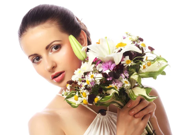 Schöne Frau mit einem Strauß verschiedener Blumen — Stockfoto