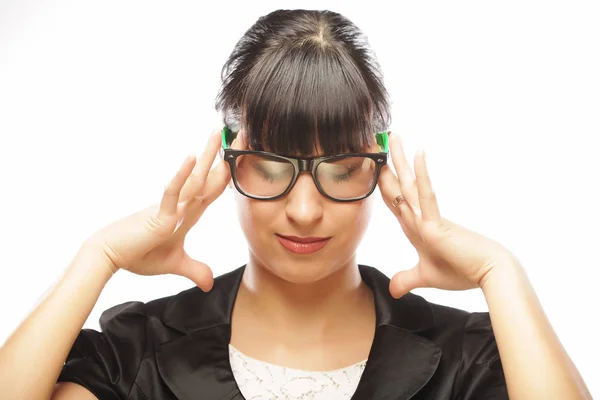 Benadrukt zakenvrouw met hoofdpijn en hoofd aan te raken — Stockfoto