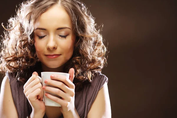 Giovane donna che beve caffè — Foto Stock