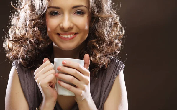 Giovane donna che beve caffè — Foto Stock