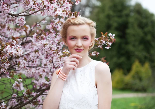 Bela jovem mulher no jardim da primavera — Fotografia de Stock