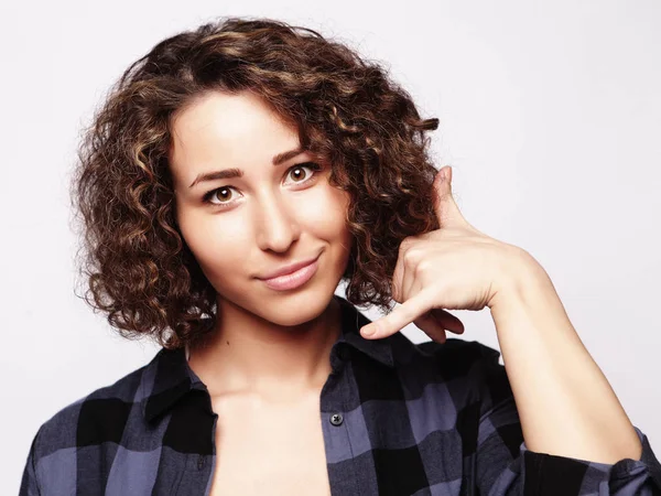 sevimli genç çekici kadın kulak çağrı yakınındaki elini tutarak