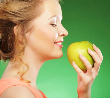 sarışın kadın yemek yeşil elma yeşil arka plan üzerinde