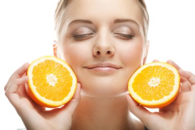 Elinde portakal olan kadın Whit 'e izole edilmiş stüdyo portresi.