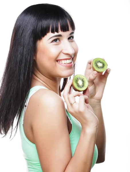 Lycklig kvinna håller kiwi — Stockfoto