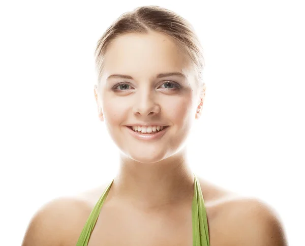 Krásná usmívající se tvář mladé ženy se zdravou čistou pletí — Stock fotografie