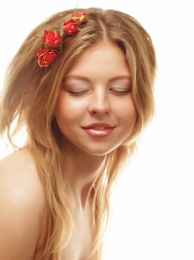 saçları kırmızı çiçekli güzel kadın