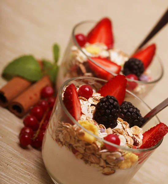 Cibo sano - muesli con yogurt — Foto Stock