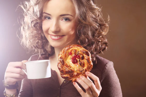 Mujer joven con café y pastel — Foto de Stock