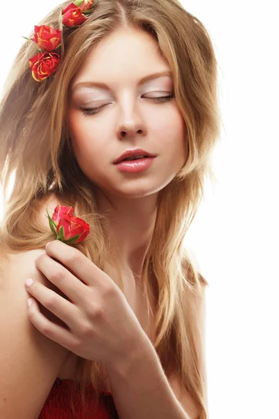 Hermosa mujer con flores rojas en los pelos —  Fotos de Stock