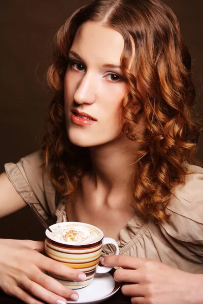 Mooi meisje, drinken koffie of thee. — Stockfoto