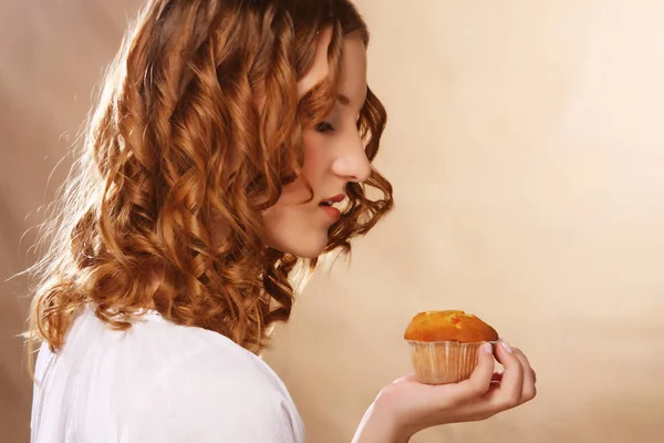 Giovane donna riccia con una torta — Foto Stock
