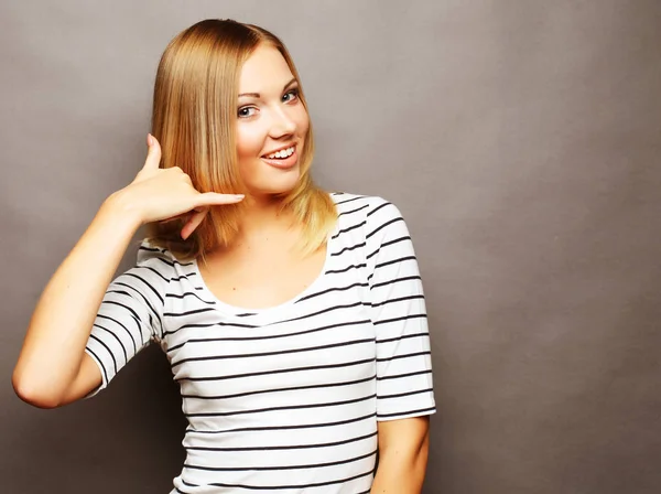 Aantrekkelijke gelukkig meisje gebaren met vingers Bel me — Stockfoto