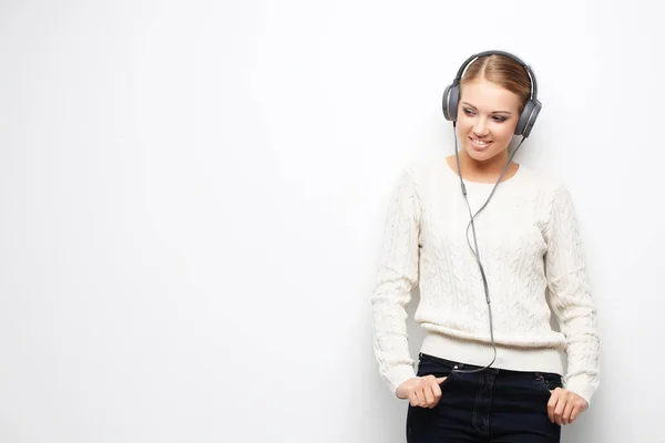 Jovem mulher bonita ouvindo a música de fones de ouvido — Fotografia de Stock
