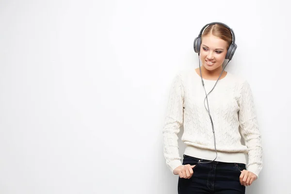 Joven hermosa mujer escuchando la música de los auriculares —  Fotos de Stock