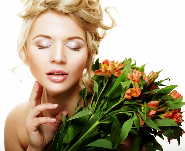 Hermosa chica rubia con flores sobre un fondo blanco . — Foto de Stock