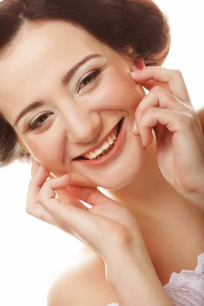 Красивое улыбающееся лицо молодой женщины со здоровой чистой кожей — стоковое фото