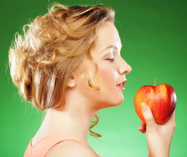 Mooie vrouw met rode appel in de hand — Stockfoto