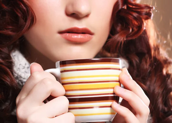 Hübsche Frau mit weißem Hut trinkt Kaffee — Stockfoto