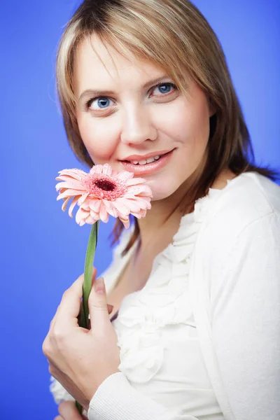 Schöne Frau mit großen rosa Gerber — Stockfoto