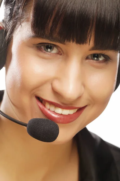 Portret van lachende klant ondersteuning van vrouwelijke telefoon werker, via w — Stockfoto