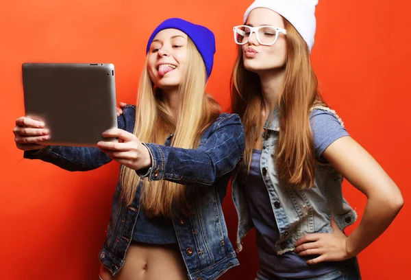 Hipster-Freundinnen machen Selfie mit digitalem Tablet, Studio — Stockfoto