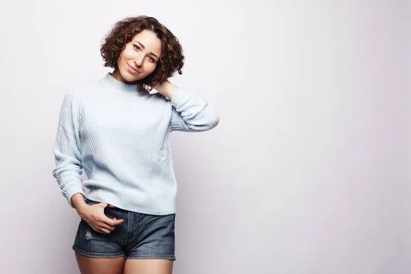 Bela sorridente jovem mulher.Sobre fundo cinza . — Fotografia de Stock