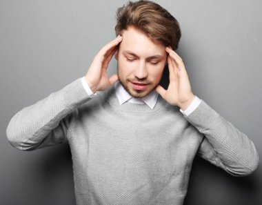 Basınç baş ağrısı endişe gri b izole iş adamı vurguladı