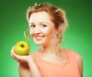 Yeşil backgro apple ve kokteyl kamış ile gülümseyen kadın