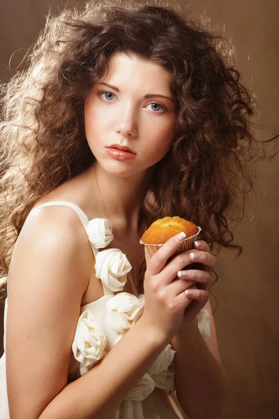 Giovane donna riccia con una torta — Foto Stock