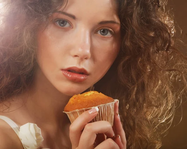 Giovane bellezza ragazza con torta — Foto Stock