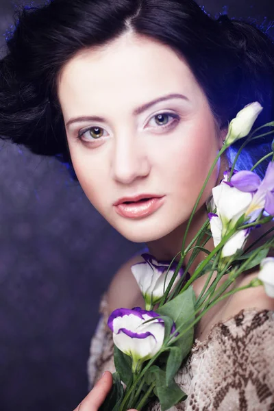 Gyönyörű barna nő, lila virágok — Stock Fotó