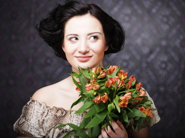 Mladá atraktivní mladá dívka drží kytice červené a žluté — Stock fotografie