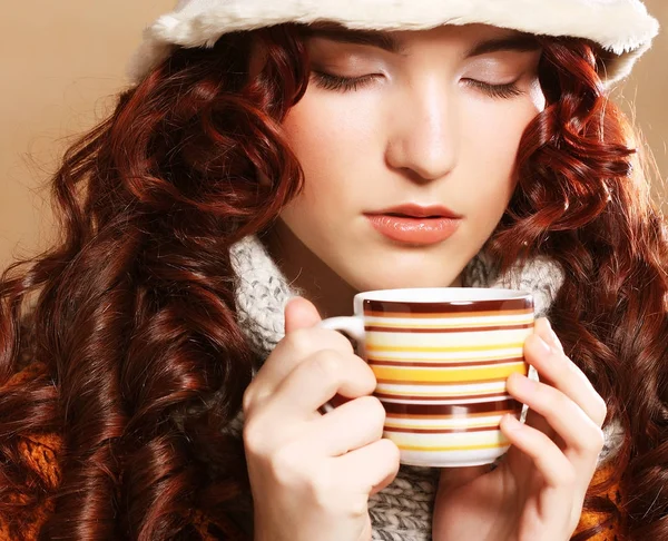 Bella donna che indossa cappello bianco bere caffè — Foto Stock
