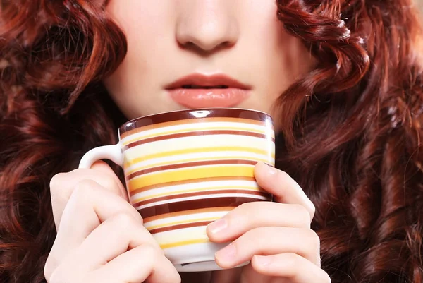 Güzel kadın kahve bej artalan üzerinde içme — Stok fotoğraf