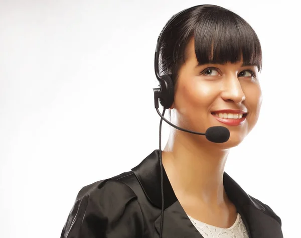 Operadora de atención al cliente femenina con auriculares y sonrisa — Foto de Stock