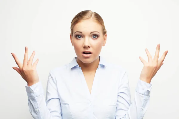 Sorprendente retrato de mujer de negocios sobre fondo blanco — Foto de Stock