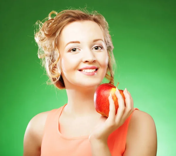 Mooie vrouw met rode appel in de hand — Stockfoto